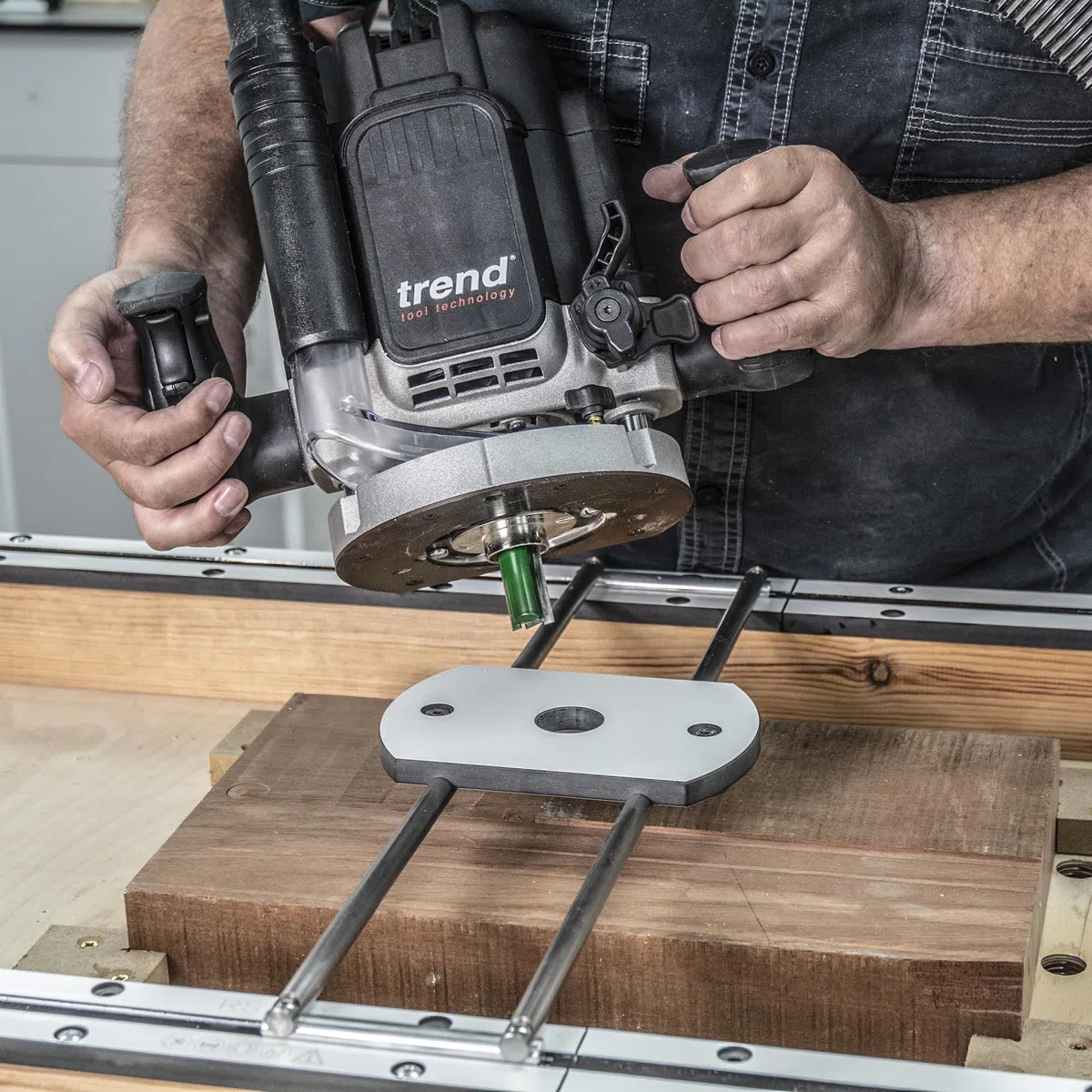 Trend Gabarit de surfaçage, gabarit compact adaptable pour les travaux d'aplanissement, de surfaçage et de tranchée sur des matériaux de forme large ou irrégulière, RS/JIG